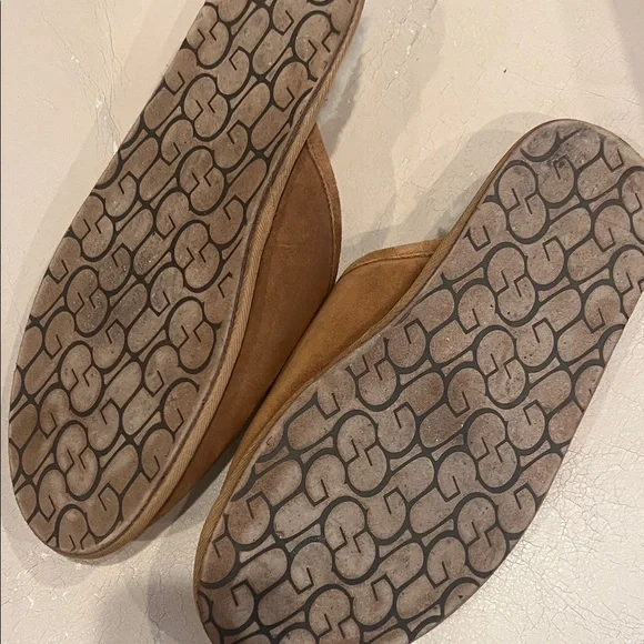 UGG Sheepskin Scuff Slipper - Picture 6 of 10